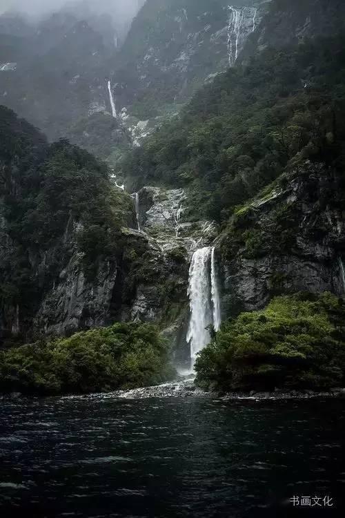 春运客流高位运行 多举措便利旅客出行
